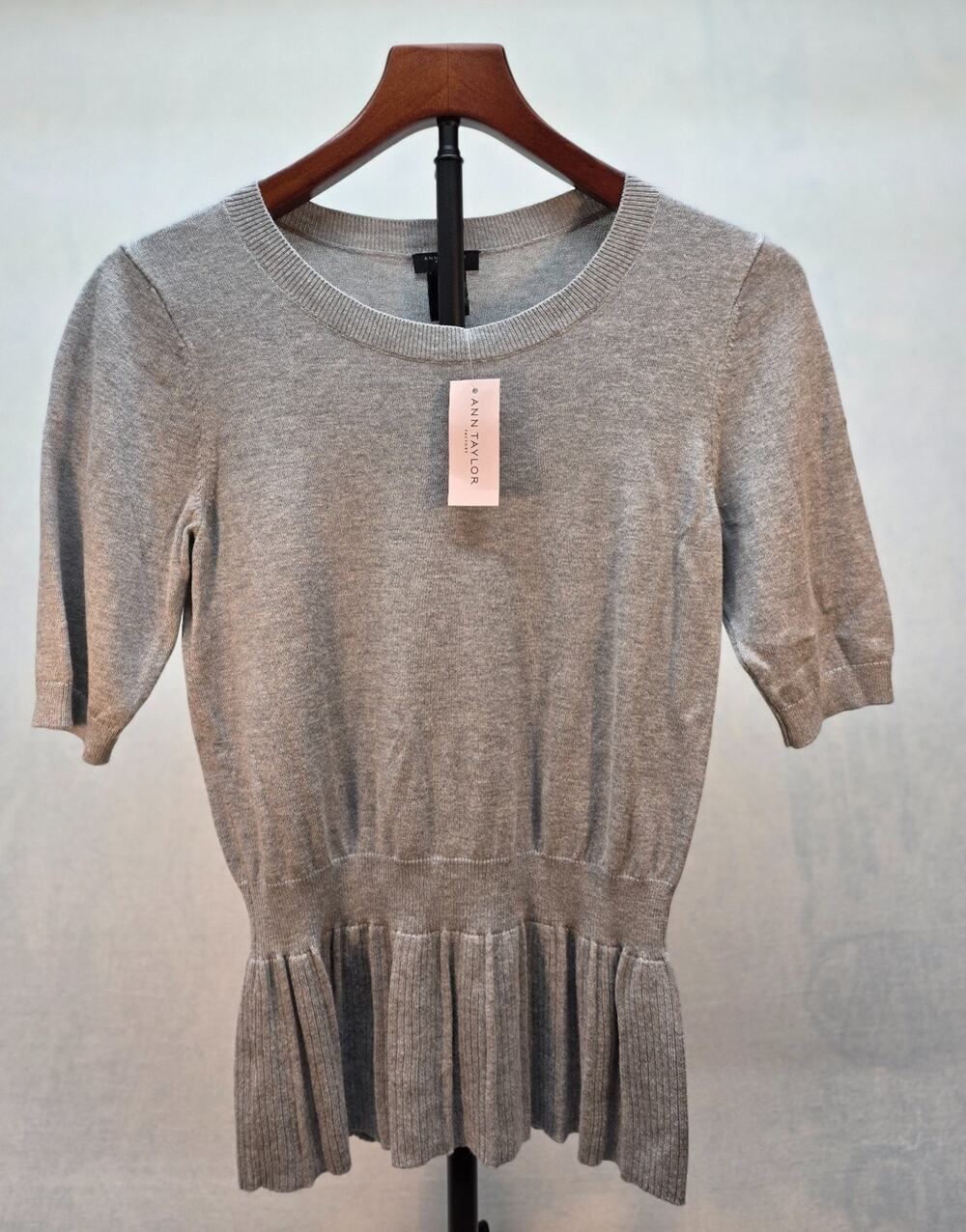 NWT Ann Taylor Factory Grey Peplum‎ Knit Top Short Sleeve Sweater Petite Small